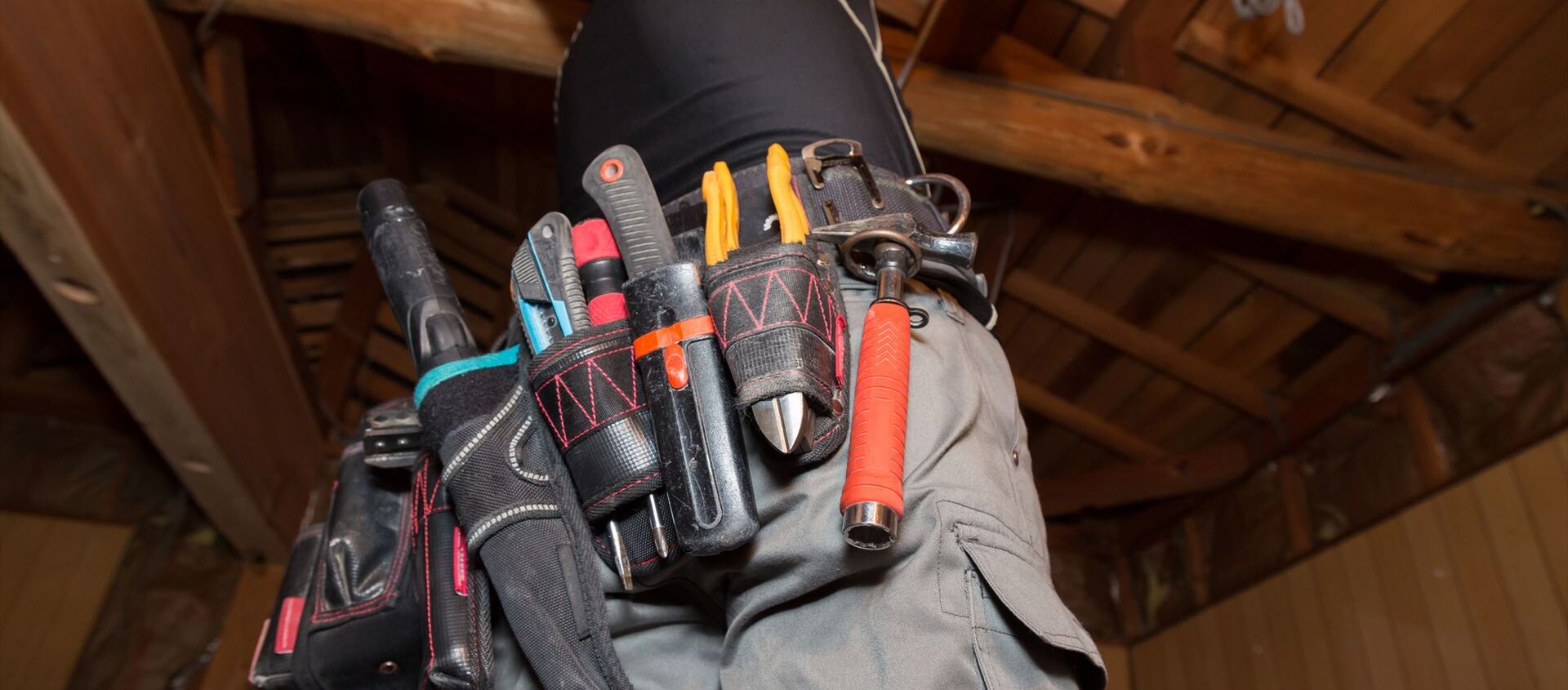 室内で電気工事を行う職人