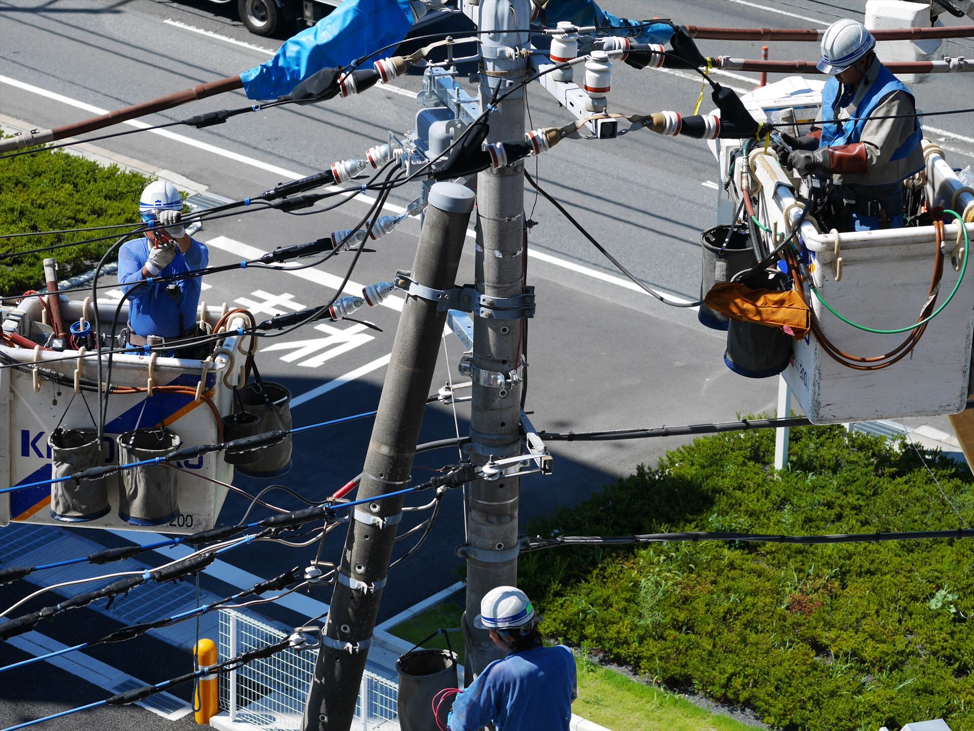 電線の確認をする作業員たち